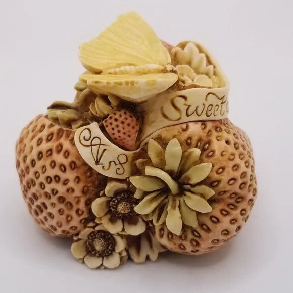 Harmony Kingdom Sweet As A Summer Kiss Strawberries Strawberry Figurine England - Picture 3 of 12